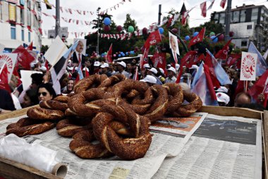 Türkiye 'nin ana muhalefetteki Cumhuriyetçi Halk Partisi (CHP) lideri Kemal Kılıçdaroğlu, 6 Haziran 2015 tarihinde Istanbul 'da yapılan bir seçim mitingi sırasında konuşuyor