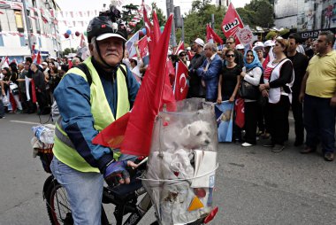 Türkiye 'nin ana muhalefetteki Cumhuriyetçi Halk Partisi (CHP) lideri Kemal Kılıçdaroğlu, 6 Haziran 2015 tarihinde Istanbul 'da yapılan bir seçim mitingi sırasında konuşuyor