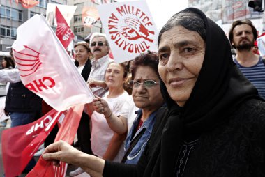 Türkiye 'nin ana muhalefetteki Cumhuriyetçi Halk Partisi (CHP) lideri Kemal Kılıçdaroğlu, 6 Haziran 2015 tarihinde Istanbul 'da yapılan bir seçim mitingi sırasında konuşuyor