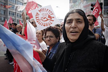 Türkiye 'nin ana muhalefetteki Cumhuriyetçi Halk Partisi (CHP) lideri Kemal Kılıçdaroğlu, 6 Haziran 2015 tarihinde Istanbul 'da yapılan bir seçim mitingi sırasında konuşuyor