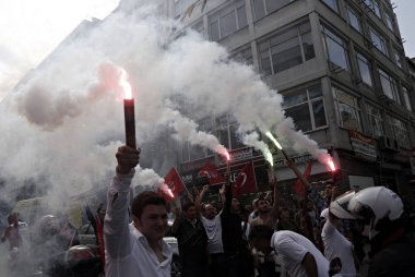 Türkiye 'nin ana muhalefetteki Cumhuriyetçi Halk Partisi (CHP) lideri Kemal Kılıçdaroğlu, 6 Haziran 2015 tarihinde Istanbul 'da yapılan bir seçim mitingi sırasında konuşuyor