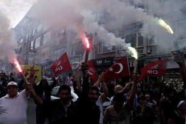 Türkiye 'nin ana muhalefetteki Cumhuriyetçi Halk Partisi (CHP) lideri Kemal Kılıçdaroğlu, 6 Haziran 2015 tarihinde Istanbul 'da yapılan bir seçim mitingi sırasında konuşuyor