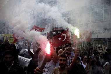 Türkiye 'nin ana muhalefetteki Cumhuriyetçi Halk Partisi (CHP) lideri Kemal Kılıçdaroğlu, 6 Haziran 2015 tarihinde Istanbul 'da yapılan bir seçim mitingi sırasında konuşuyor