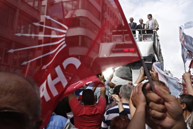 Türkiye 'nin ana muhalefetteki Cumhuriyetçi Halk Partisi (CHP) lideri Kemal Kılıçdaroğlu, 6 Haziran 2015 tarihinde Istanbul 'da yapılan bir seçim mitingi sırasında konuşuyor