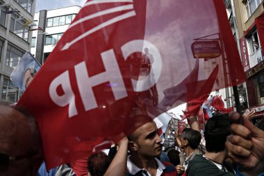 Türkiye 'nin ana muhalefetteki Cumhuriyetçi Halk Partisi (CHP) lideri Kemal Kılıçdaroğlu, 6 Haziran 2015 tarihinde Istanbul 'da yapılan bir seçim mitingi sırasında konuşuyor