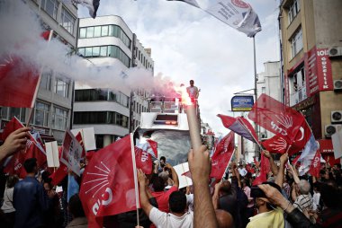 Türkiye 'nin ana muhalefetteki Cumhuriyetçi Halk Partisi (CHP) lideri Kemal Kılıçdaroğlu, 6 Haziran 2015 tarihinde Istanbul 'da yapılan bir seçim mitingi sırasında konuşuyor