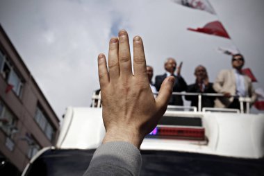 Türkiye 'nin ana muhalefetteki Cumhuriyetçi Halk Partisi (CHP) lideri Kemal Kılıçdaroğlu, 6 Haziran 2015 tarihinde Istanbul 'da yapılan bir seçim mitingi sırasında konuşuyor