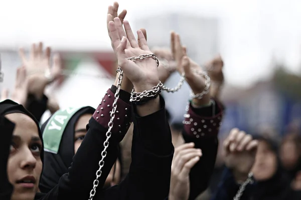 Turkiska Shiiter Människor Ropar Islamiska Slagord Som Sörjer Ashura Procession — Stockfoto