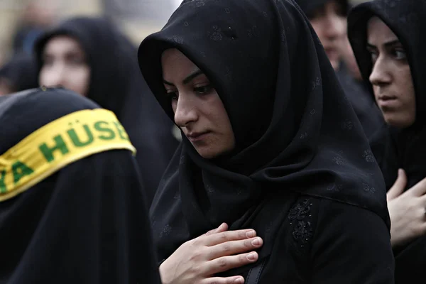 Turkiska Shiiter Människor Ropar Islamiska Slagord Som Sörjer Ashura Procession — Stockfoto