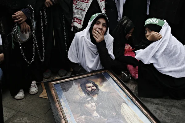 Türk Şiitler, Istanbul 'da bir Ashura atsiyonu sırasında yas tuttuğu için Islam sloganları atan insanlar, 23 Ekim 2015, Türkiye