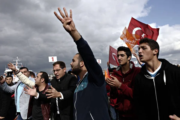 Прихильники Правлячої Партії Хвиля Турецьких Партійних Прапорів Вони Слухають Прем — стокове фото
