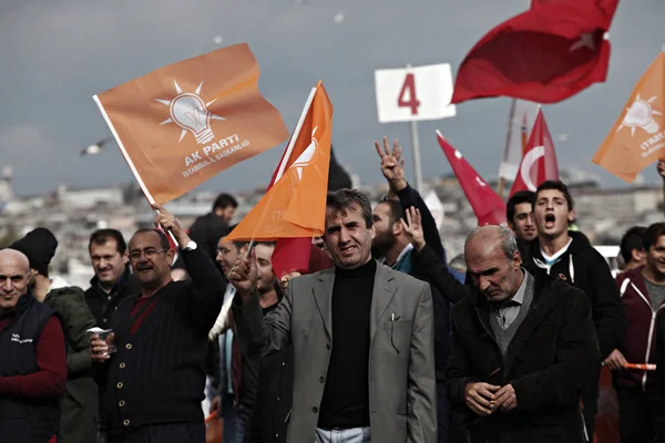 2015年10月25日 トルコのイスタンブールで行われた選挙集会でアフメト ダブトグル首相の話を聞く際 与党Ak党の支持者はトルコと党旗を振る — ストック写真