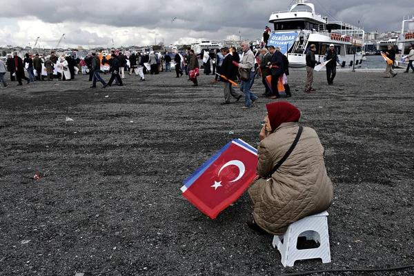 Supporters Ruling Party Wave Turkish Party Flags Listen Prime Minister — Stock Photo, Image