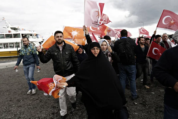 Apoiantes Governo Party Acenam Com Bandeiras Turcas Partidárias Enquanto Ouvem — Fotografia de Stock