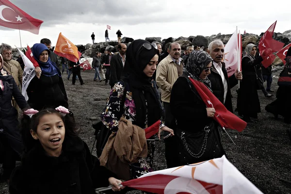 2015년 10월 25일 이스탄불에서 집회에서 아흐메트 다부토글루 총리의 아크당 지지자들이 — 스톡 사진