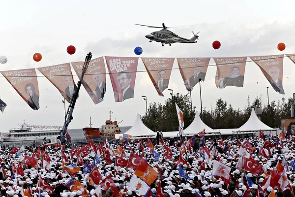 Partidarios Del Partido Gobernante Ondean Banderas Turcas Partidarias Mientras Escuchan — Foto de Stock