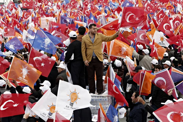 Сторонники Правящей Партии Размахивают Турецкими Партийными Флагами Слушая Выступления Премьер — стоковое фото