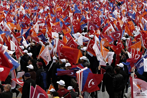Partidarios Del Partido Gobernante Ondean Banderas Turcas Partidarias Mientras Escuchan — Foto de Stock