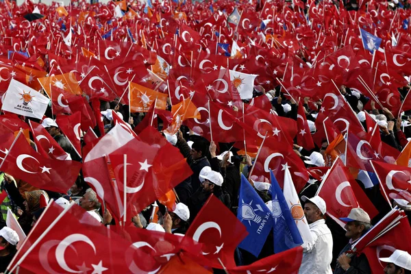 Supporters Ruling Party Wave Turkish Party Flags Listen Prime Minister — Stock Photo, Image