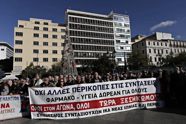 Nyugdíjasok Demonstrációjában Részt Vesznek Nyugdíjcsökkentéseket Kormányzati Intézkedéseket Athéni Görögország November — Stock Fotó