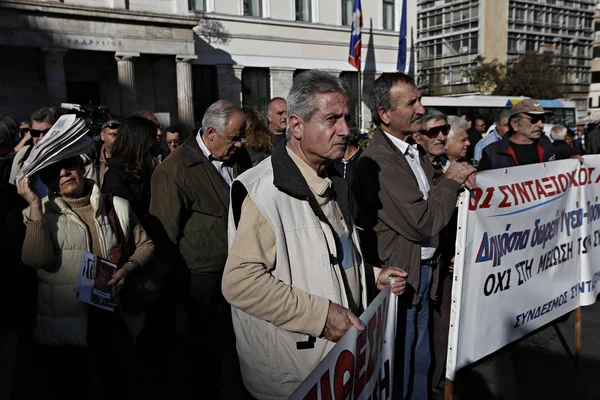 2015年11月26日 在希腊雅典 养老金领取者参加示威游行 抗议削减养老金和政府新措施 — 图库照片