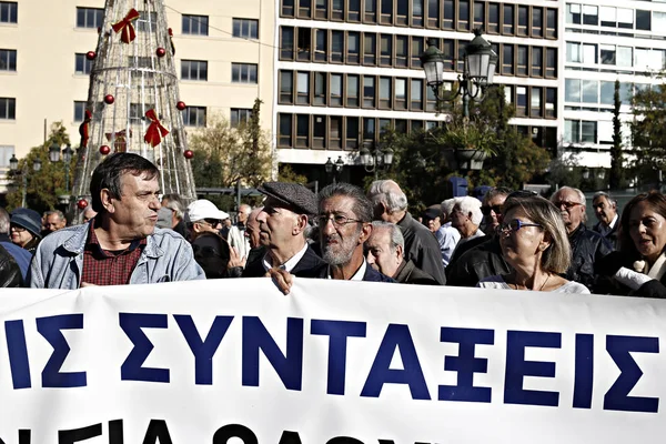 Nyugdíjasok Demonstrációjában Részt Vesznek Nyugdíjcsökkentéseket Kormányzati Intézkedéseket Athéni Görögország November — Stock Fotó