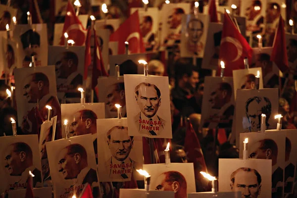 Lidé Mají Pochodně Plakáty Mustafa Kemala Atatürka Zakladatele Moderního Turecka — Stock fotografie