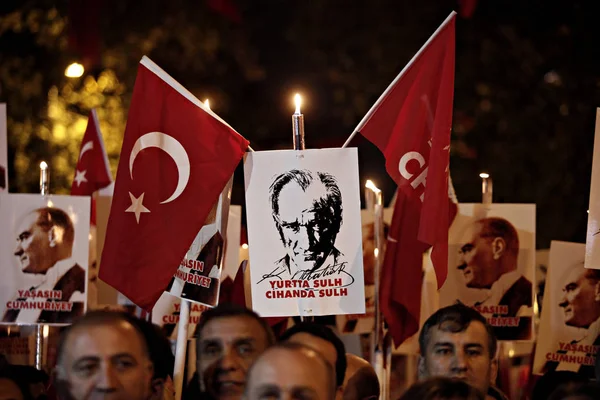 People Hold Torches Posters Mustafa Kemal Ataturk Founder Modern Turkey — Stock Photo, Image