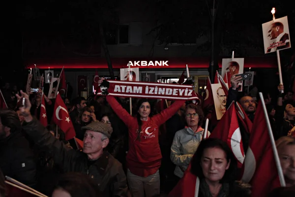 People Hold Torches Posters Mustafa Kemal Ataturk Founder Modern Turkey — Stock Photo, Image