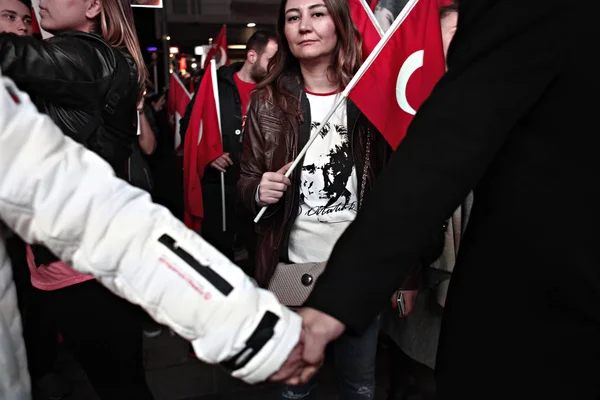 Gente Sostiene Antorchas Carteles Mustafa Kemal Ataturk Fundador Turquía Moderna —  Fotos de Stock