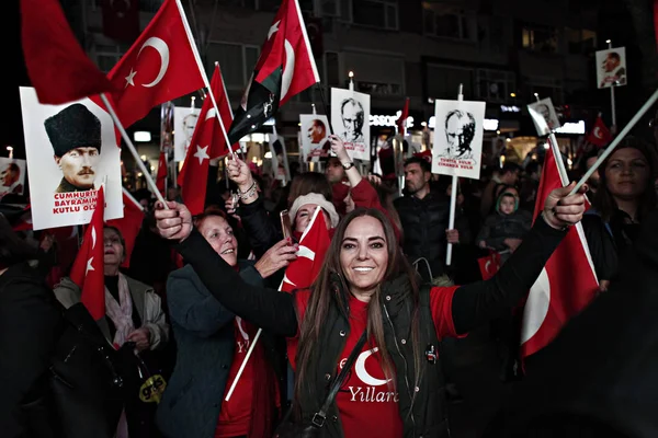 Emberek Tartanak Fáklyák Plakátok Mustafa Kemal Ataturk Alapítója Modern Törökország — Stock Fotó