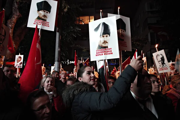 2015年10月29日 トルコのイスタンブールで共和国記念日92周年を記念する行進中 近代トルコの創設者ムスタファ ケマル アタトゥルクの松明とポスターを掲げる人々 — ストック写真