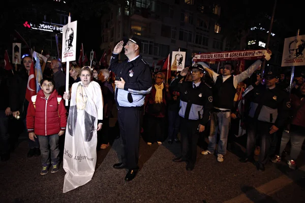 People Hold Torches Posters Mustafa Kemal Ataturk Founder Modern Turkey — Stock Photo, Image