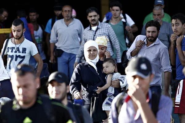 2015년 31일 그리스 피레우스의 피레우스 항구에 도착한 페리에서 하차하는 이민자와 — 스톡 사진