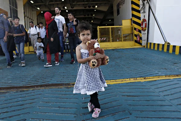 Migranti Uprchlíci Vystoupili Trajektu Příjezdu Přístavu Pireus Pireu Řecku Dne — Stock fotografie