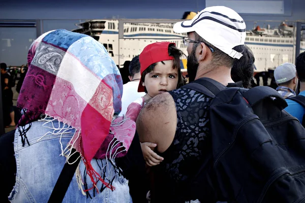 2015년 31일 그리스 피레우스의 피레우스 항구에 도착한 페리에서 하차하는 이민자와 — 스톡 사진