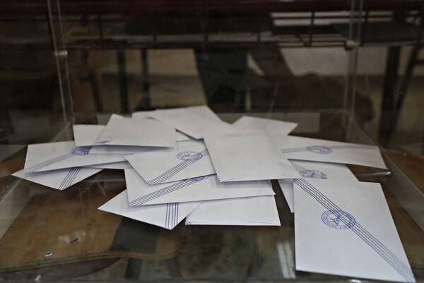 Избирательный участок во время греческого референдума в Афинах, Греция 5 июля 2015 года
