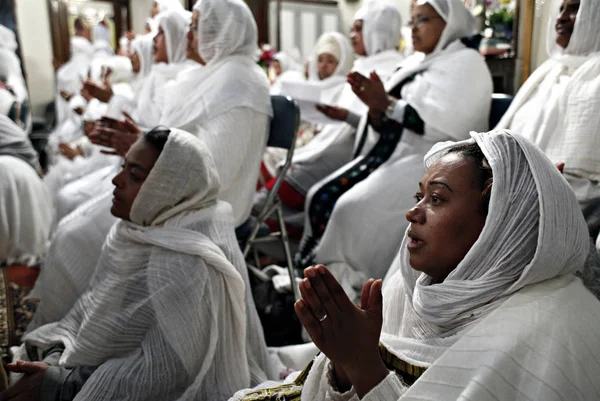 Kristna Etiopierna Deltar Midnattsmässa Tröskeln Till Ortodox Jul Aten Grekland — Stockfoto