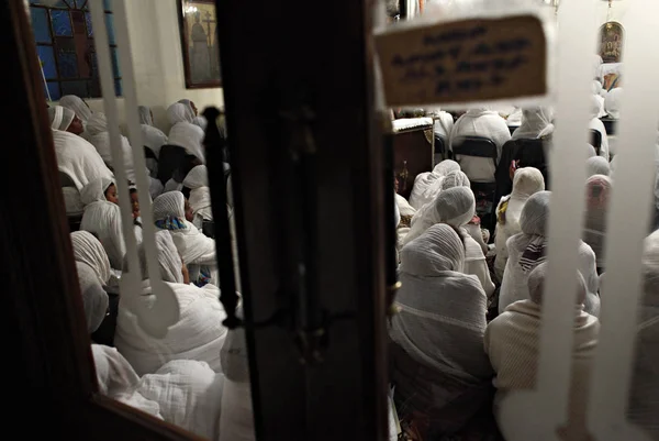 Los Etíopes Cristianos Participan Una Misa Medianoche Víspera Navidad Ortodoxa —  Fotos de Stock