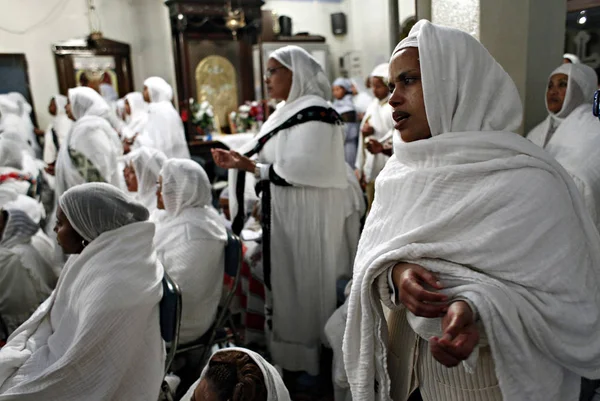 Los Etíopes Cristianos Participan Una Misa Medianoche Víspera Navidad Ortodoxa — Foto de Stock