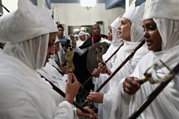 Hıristiyan Etiyopyalılar Atina 'da Ortodoks Noel arifesinde bir gece yarısı kitle yer almak, Ocak ayında Yunanistan 6, 2015. 