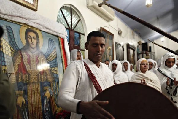 Etíopes Cristãos Participam Uma Missa Meia Noite Véspera Natal Ortodoxo — Fotografia de Stock