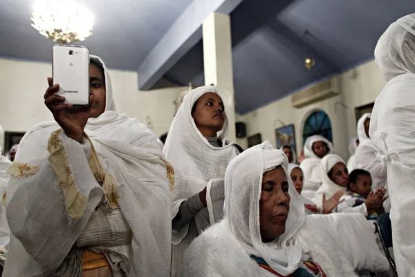 Etíopes Cristãos Participam Uma Missa Meia Noite Véspera Natal Ortodoxo — Fotografia de Stock