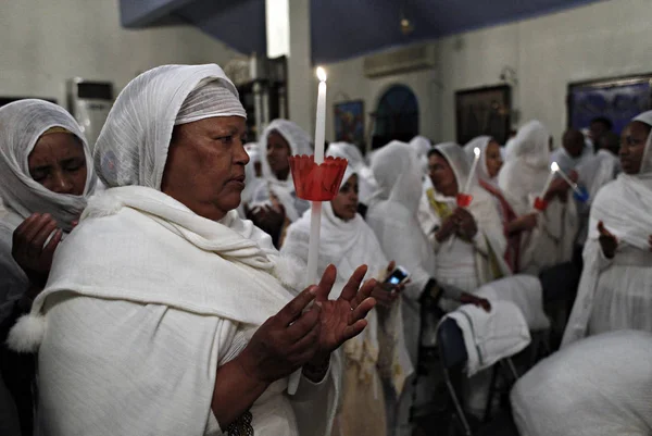 Kristna Etiopierna Deltar Midnattsmässa Tröskeln Till Ortodox Jul Aten Grekland — Stockfoto