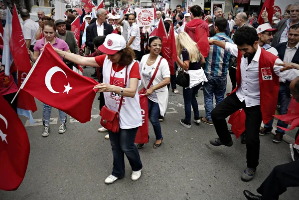 Türkiye 'nin ana muhalefetteki Cumhuriyetçi Halk Partisi (CHP) lideri Kemal Kılıçdaroğlu, 6 Haziran 2015 tarihinde Istanbul 'da yapılan bir seçim mitingi sırasında konuşuyor