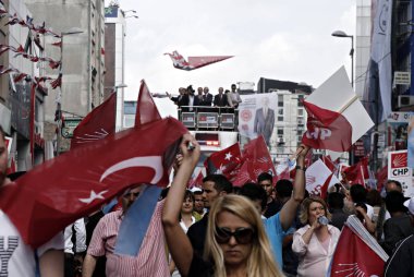 Türkiye 'nin ana muhalefetteki Cumhuriyetçi Halk Partisi (CHP) lideri Kemal Kılıçdaroğlu, 6 Haziran 2015 tarihinde Istanbul 'da yapılan bir seçim mitingi sırasında konuşuyor