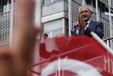 Türkiye 'nin ana muhalefetteki Cumhuriyetçi Halk Partisi (CHP) lideri Kemal Kılıçdaroğlu, 6 Haziran 2015 tarihinde Istanbul 'da yapılan bir seçim mitingi sırasında konuşuyor