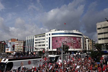 Türkiye 'nin ana muhalefetteki Cumhuriyetçi Halk Partisi (CHP) lideri Kemal Kılıçdaroğlu, 6 Haziran 2015 tarihinde Istanbul 'da yapılan bir seçim mitingi sırasında konuşuyor