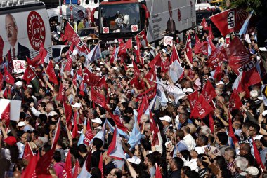 Türkiye 'nin ana muhalefetteki Cumhuriyetçi Halk Partisi (CHP) lideri Kemal Kılıçdaroğlu, 6 Haziran 2015 tarihinde Istanbul 'da yapılan bir seçim mitingi sırasında konuşuyor