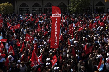 Türkiye 'nin ana muhalefetteki Cumhuriyetçi Halk Partisi (CHP) lideri Kemal Kılıçdaroğlu, 6 Haziran 2015 tarihinde Istanbul 'da yapılan bir seçim mitingi sırasında konuşuyor